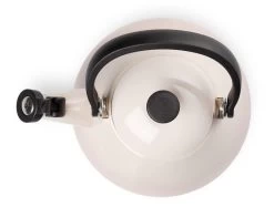 Le Creuset Kone Fluitketel 1,6 Liter Staal Shell Pink -Le Creuset Winkel rs8933 lc 20190711 th ps 0652 2 scr